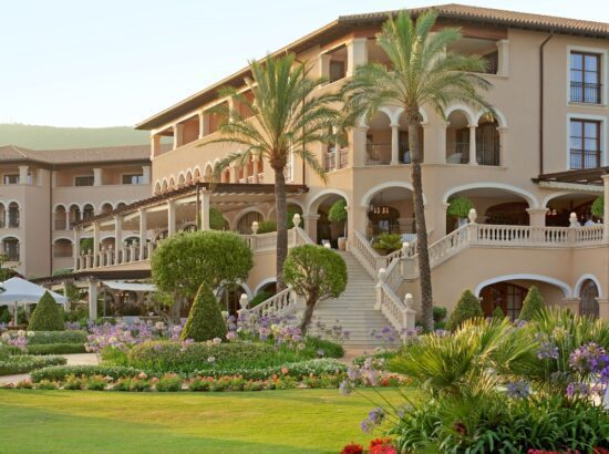 5 nights at The St. Regis Mardavall Mallorca Resort and 2 green fees per person (Real Golf Bendinat, T-Golf)