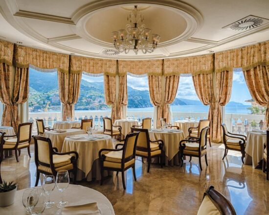 7 notti con prima colazione all'Excelsior Palace Hotel Portofino Coast, inclusi 3 Green Fees a persona al Rapallo Golf Club e una gita in barca e un tour a piedi di Portofino con cucina e pranzo al pesto.