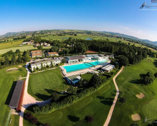 7 Übernachtungen mit Frühstück im Riviera Golf Resort inklusive 3 Green Fees pro Person im Riviera Golf Club und Ferrari Test Drive