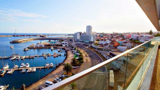 7 Übernachtungen mit Frühstück im Octant Ponta Delgada inklusive 3 Green Fees pro Person auf dem Furnas & Batalha Golfplatz und 1 gastronomische Tour