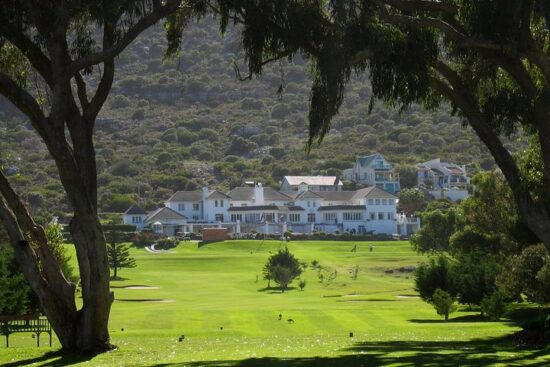7 Übernachtungen mit Frühstück im Table Bay Hotel inklusive 2 Greenfees pro Person (Royal Cape Golf Club und Pearl Valley Golf Estate) und 1 Safari-Tour.