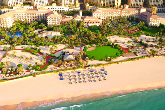 6 notti con prima colazione al Ritz-Carlton di Dubai, inclusi 3 green fee a persona all'Arabian Ranches Golf Club, al Dubai Hills Golf Club e al Montgomerie Dubai Golf Club.