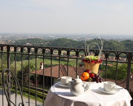 7 notti con prima colazione all'Hotel Camoretti, inclusi 3 green fee a persona presso Gardagolf Country Club, GC Franciacorta e GC Bergamo Albenza, più una cena