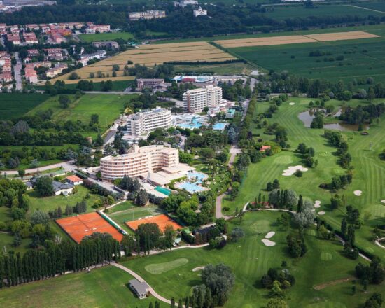 7 notti con prima colazione al Majestic Radisson Blu Resort Terme di Galzignano e 3 green fee a persona (Terme di Galzignano Golf Club, Padova Golf Club e Montecchia GC)
