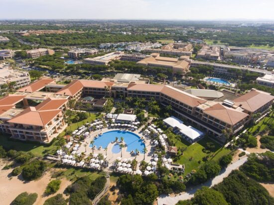 3 nights with breakfast included at Hipotels Barrosa Palace & SPA and 1Green Fee per person (La Estancia)