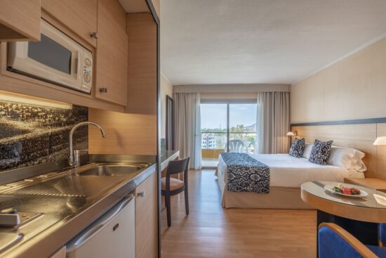 3 nights with breakfast at Zafiro Tropic and 1 green fee per person (GC Alcanada)