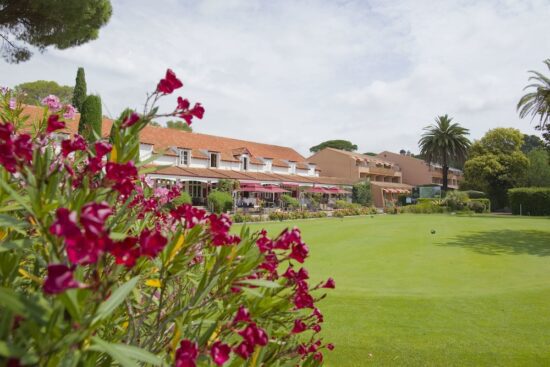 5 nuits au Golf Hôtel de Valescure & Spa NUXE avec petit-déjeuner et 2 green fees par personne au Golf et Tennis de Valescure et au Golf Opio Valbonne.