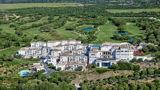 7 Übernachtungen mit Halbpension im Fairplay Golf & Spa Resort Hotel und 3 Green Fees (Fairplay Golf Club, La Estancia Golf Club und Sancti Petri Hills Golf)