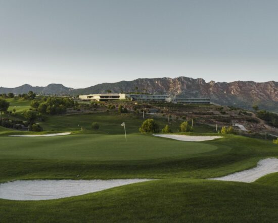 7 notti con prima colazione al Golf Resort La Galiana, inclusi 3 Green Fees a persona (La Galiana Golf Club, Campo de Golf El Saler e El Bosque Club de Golf).