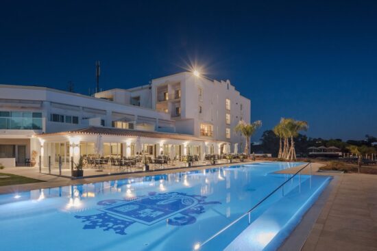 3 nuits avec petit-déjeuner à l'hôtel Dona Filipa et 2 Green Fees par personne (terrains de golf de San Lorenzo ou Pinheiros Altos)