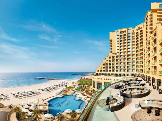 7 Übernachtungen mit Frühstück im Fairmont Ajman und 5 Greenfees pro Person (Al Zorah GC)