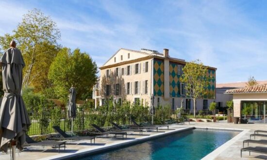 7 nights with breakfast included at La Bastide de Saint Julien, 3 green fees per person (2x Golf de Sainte Baume and 1x Golf de Roquebrune) and visit to the estate and winery with guided tasting.