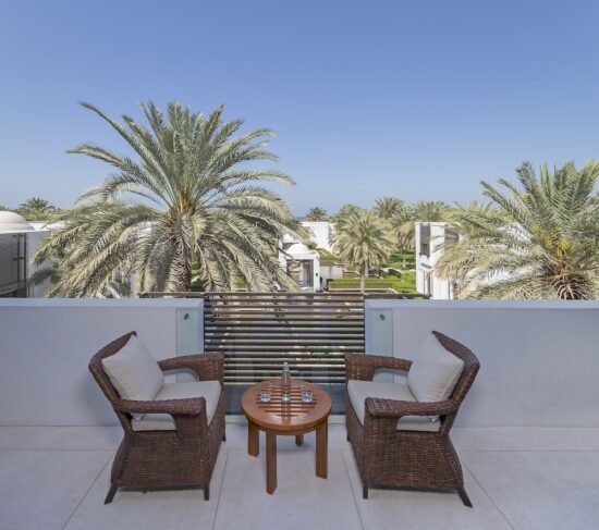 10 notti con prima colazione al Chedi Muscat, 4 green fee a persona (Ras Al Hamra GC, Al Mouj Golf, Ghala GC e La Vie Club) e tour storico al tramonto a Muscat.