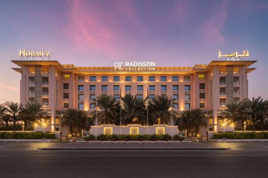5 notti con pranzo all'hotel Radisson Collection e 3 green fee a persona (Al Mouj Golf, Ghala GC e La Vie Club).