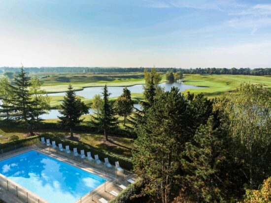 7 notti con prima colazione al Novotel Saint-Quentin in Yvelines, inclusi 3 green fee a persona (Le Golf National - percorso Albatros, Golf des Yvelines e Golf d'Ormesson).