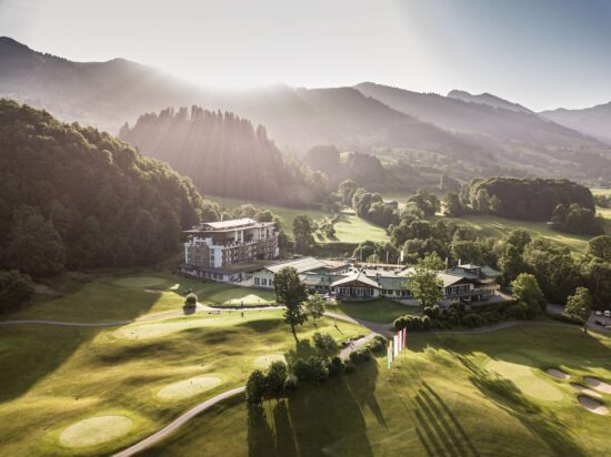 3 notti con prima colazione al Grand Tirolia Kitzbühel, inclusi 2 green fee (Golf Eichenheim), parcheggio, drink di benvenuto e 1 cena.