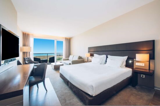 7 nuits avec petit-déjeuner à l'hôtel Iberostar Selection Lagos Algarve, y compris 3 green fees par personne (Penina GC, Espiche Golf et Gramacho GC).