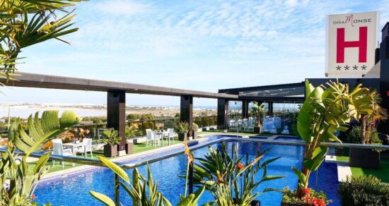 3 nuits avec petit-déjeuner au Dña Monse Hotel Spa & Golf incluant un green fee par personne (Villamartín Golf).