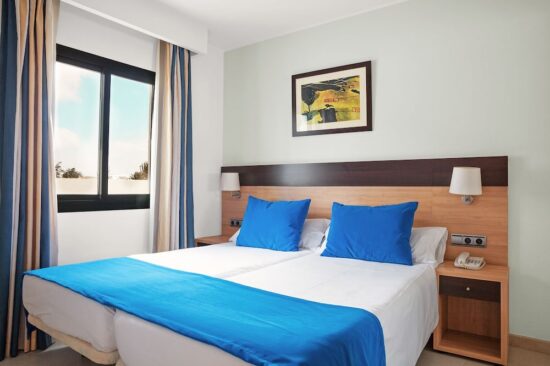 5 notti con prima colazione all'Hotel Pocillos Playa, inclusi 2 green fee a persona (Lanzarote Golf e Costa Teguise Golf)