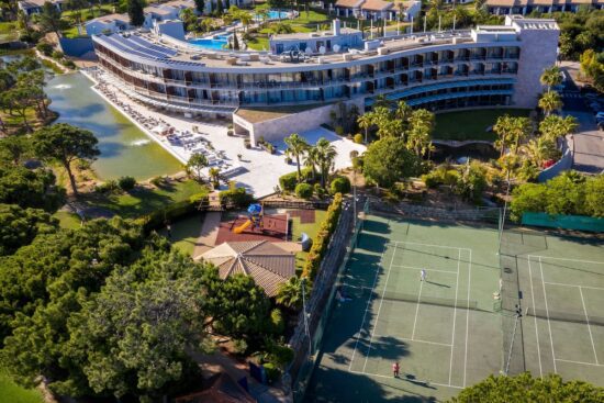 5 notti con prima colazione all'Hotel Pestana Vila Sol Golf & Resort, inclusi 2 green fee a persona (Vila Sol Golf e Salgados Golf Course).