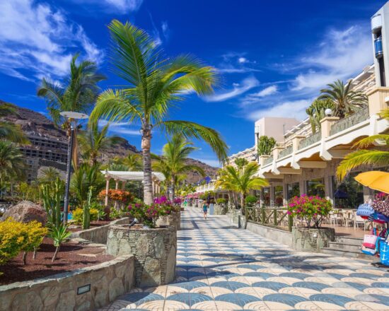 7 nuits avec petit-déjeuner au Grupotel Revoli, 4 green fees par personne (Maspalomas Golf, Salobre Golf, Lopesan Meloneras Golf et Anfi Tauro Golf) et une voiture de location.