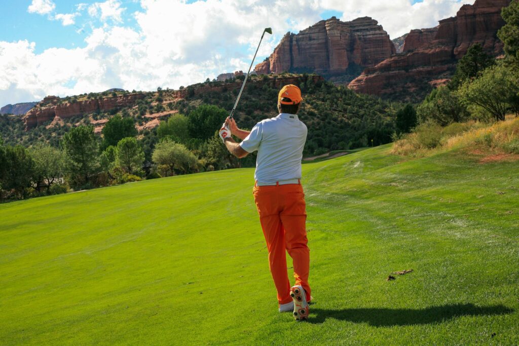 Ambassador Golf Club - ein Mann macht einen Golfschlag